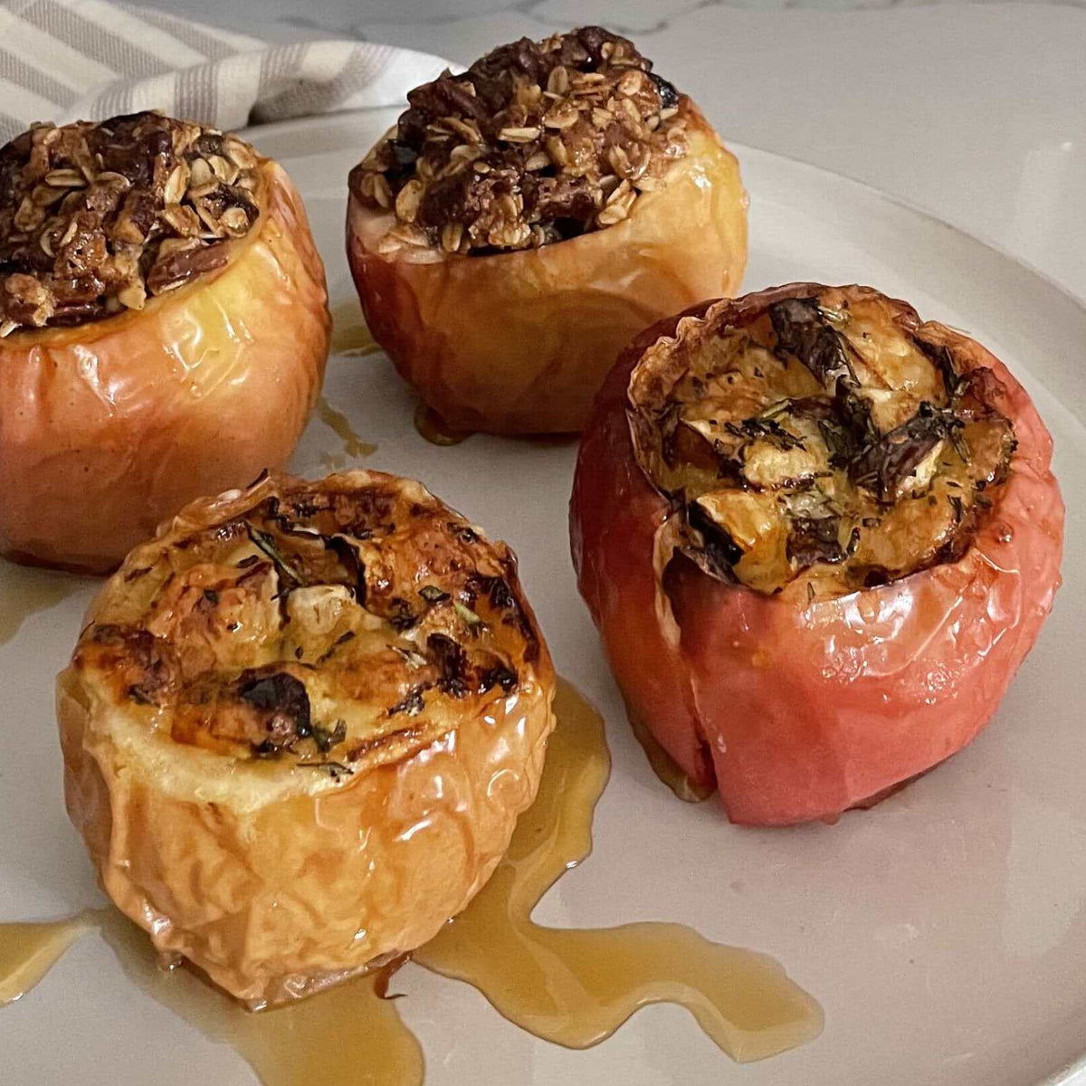 İki şekilde air fried dolgulu elma: kızılcıklı cevizli ve biberiyeli brie
