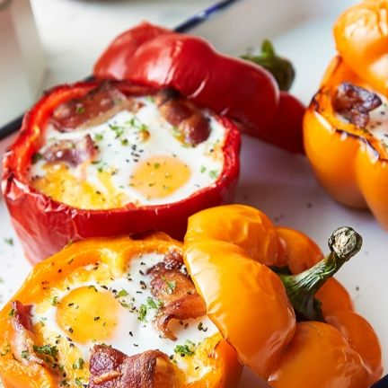 Fırınlanmış Yumurta ve Pastırma Dolgulu Biber
