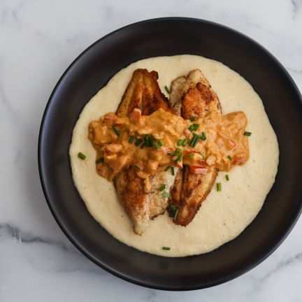 Blackened catfish, füme Gouda grits ve kremalı Tasso sosu
