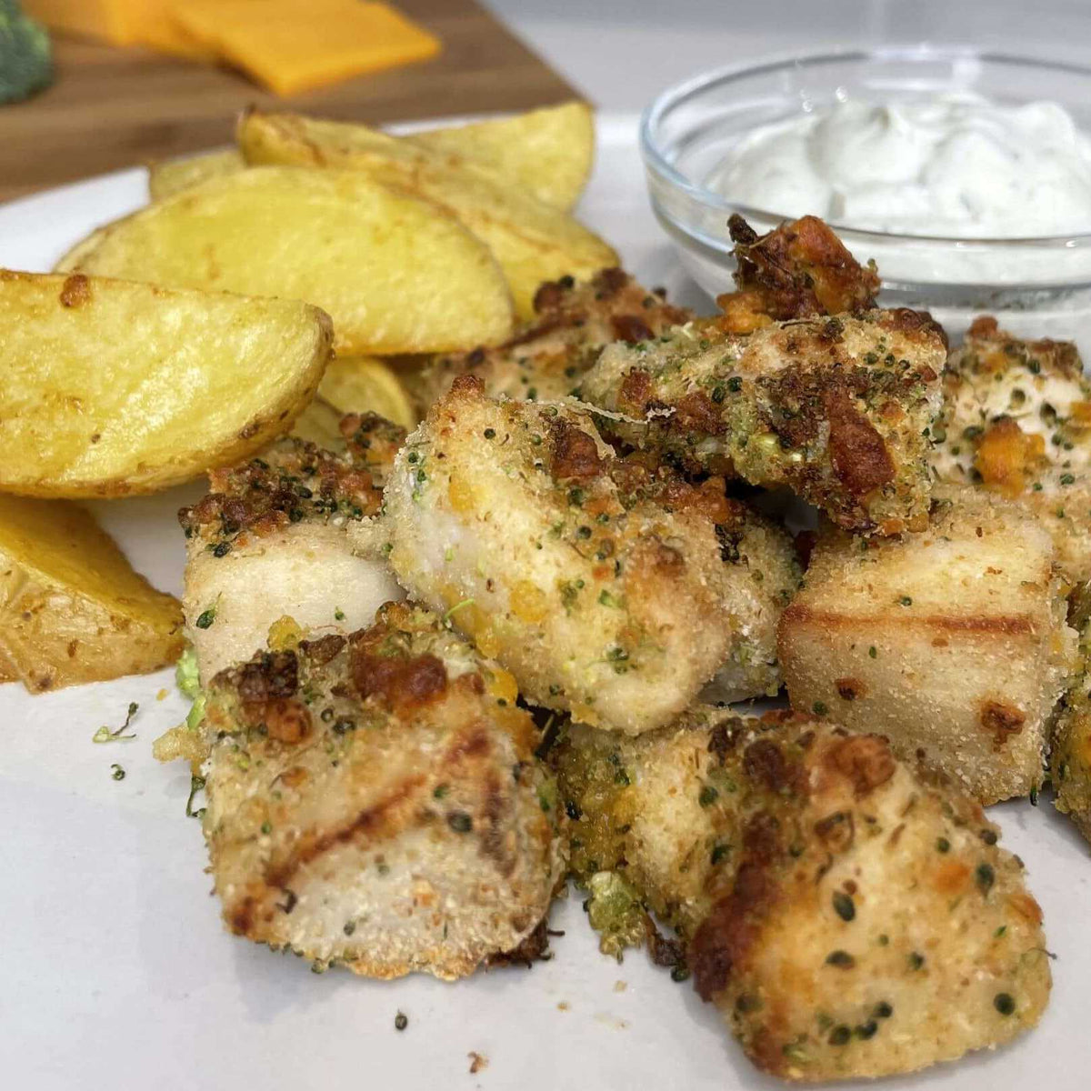 Brokoli Cheddar Tavuk Nugget, Baharatlı Patates Dilimleri ve Yoğurtlu Ranch Bandırma