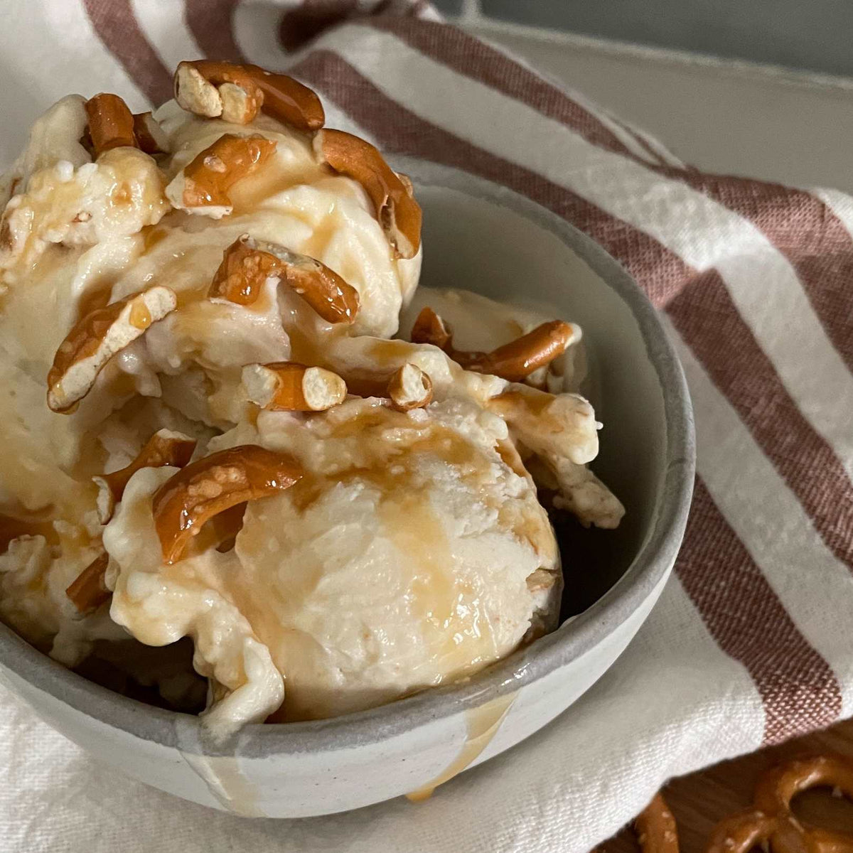 Karamelli Pretzel Blondie Dondurulmuş Yoğurt