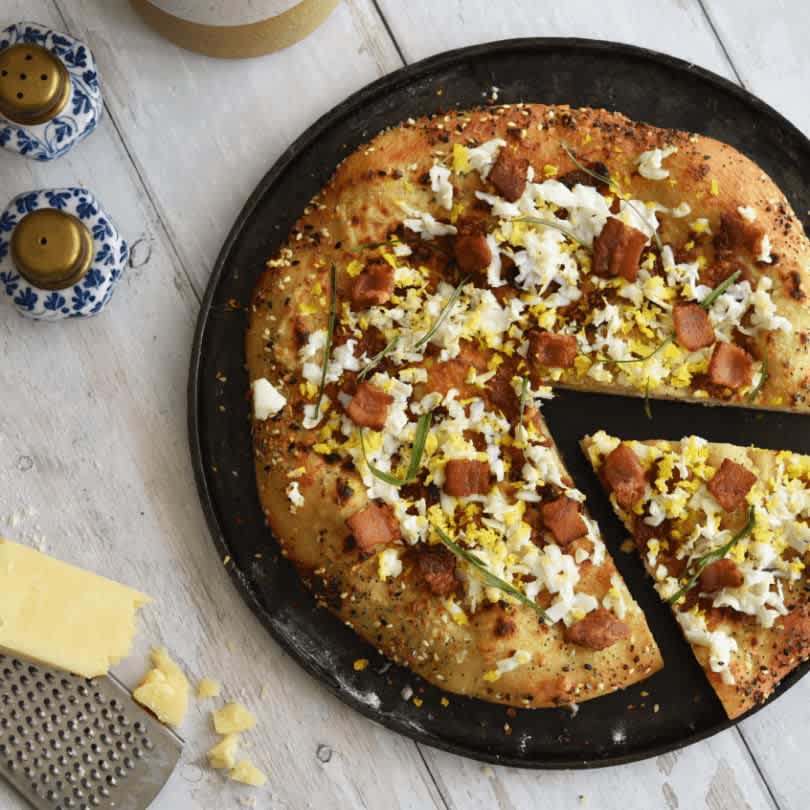 Parmesanlı Kremalı Soslu Carbonara Brunch Pizza