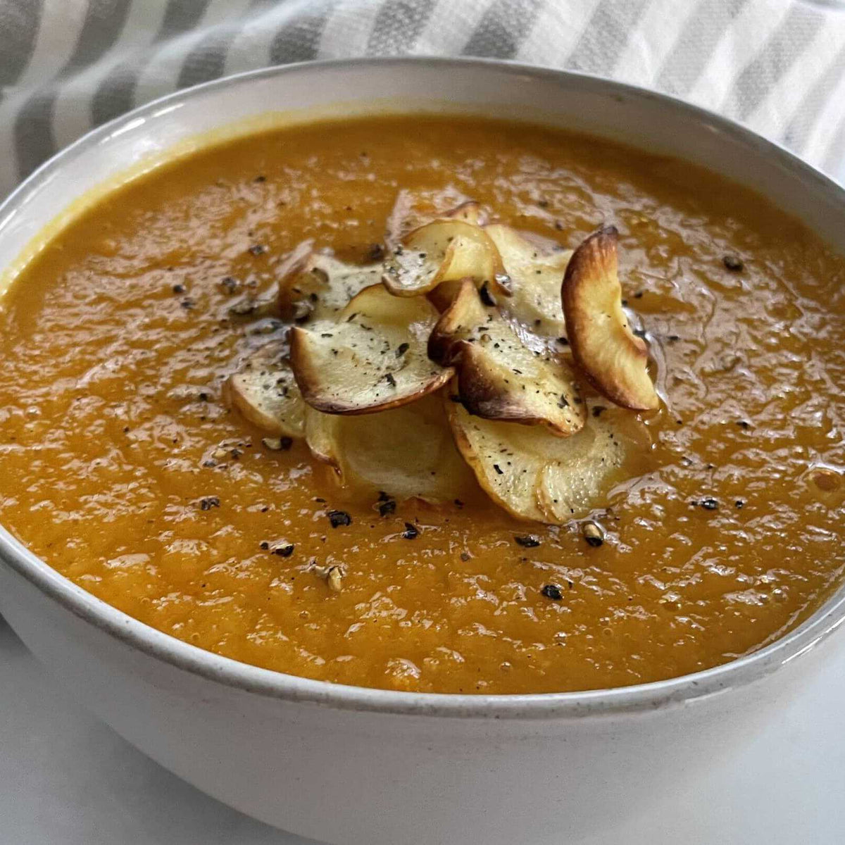 Çıtır yaban havucu cipsiyle havuç yaban havucu çorbası