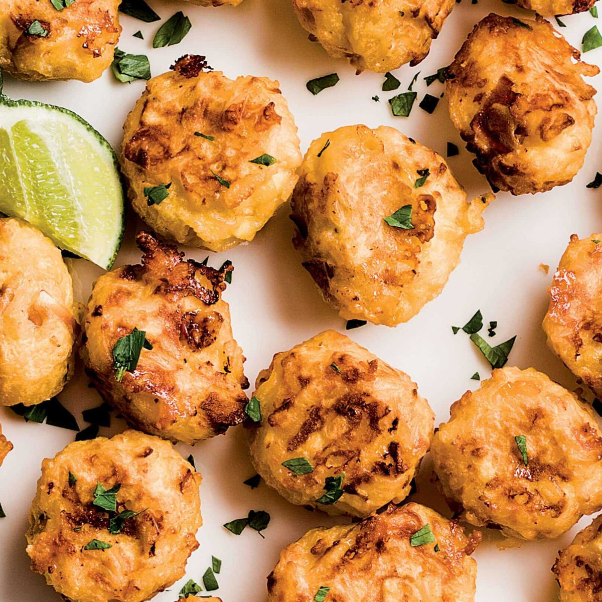 Sriracha Ballı Cheddar Peynirli Elma Kroketleri