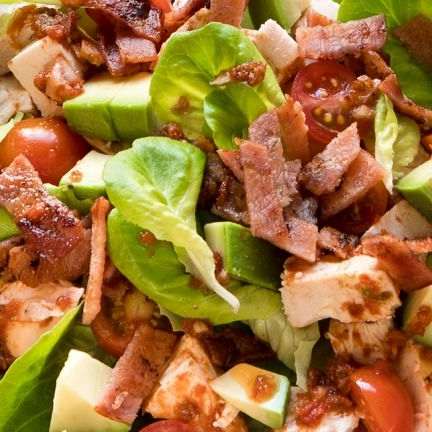 Tavuklu pastırmalı salata