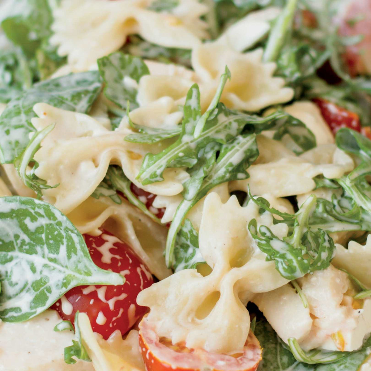 Ispanaklı, Domatesli ve Pesto Kremalı Farfalle ile Tavuk Göğsü