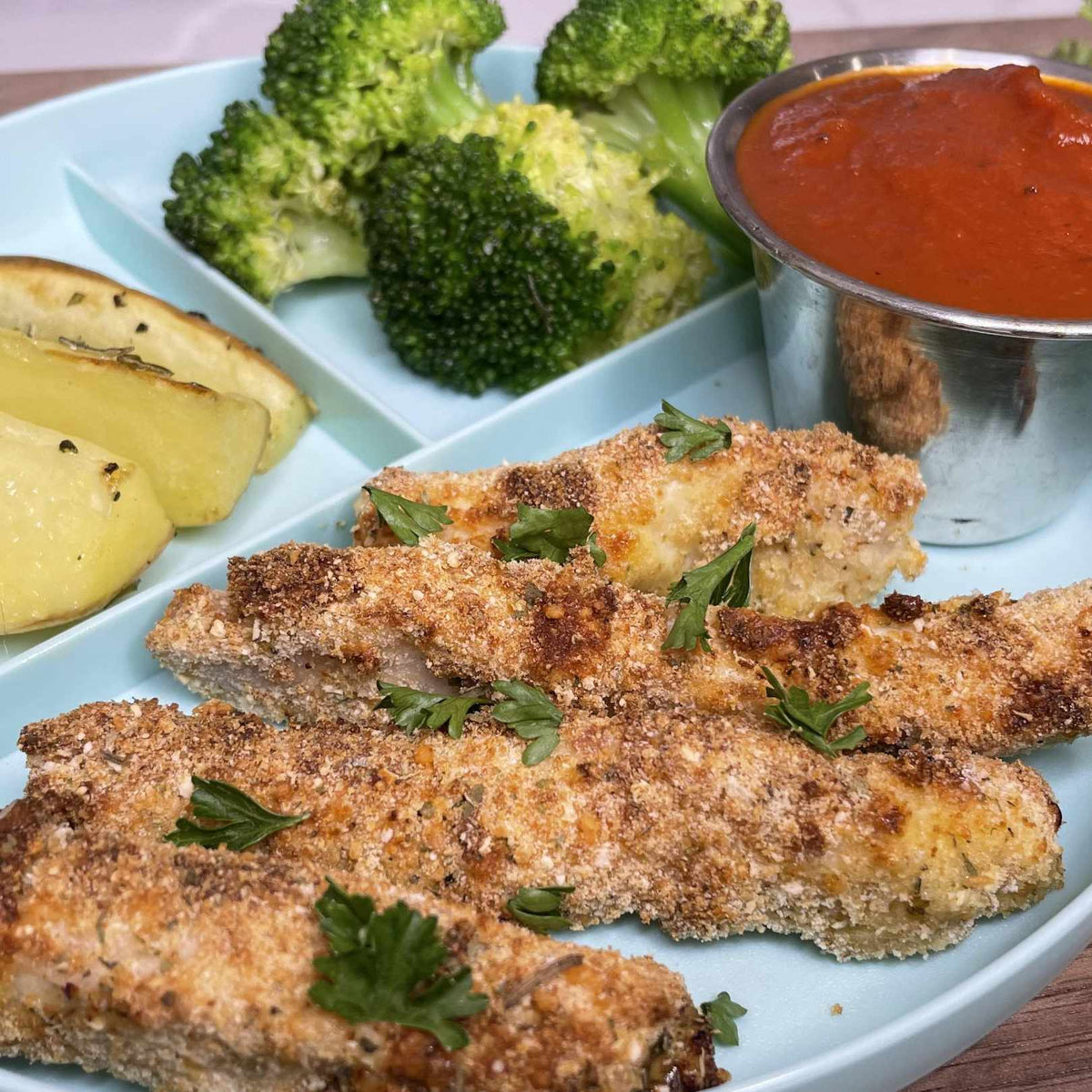 Tavuk parmesan fries, biberiyeli fırın patates dilimleri ve peynirli brokoli