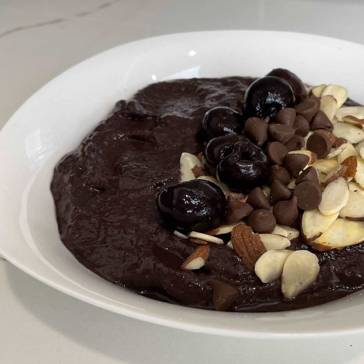 Çikolatalı Kiraz Bademli Smoothie Bowl