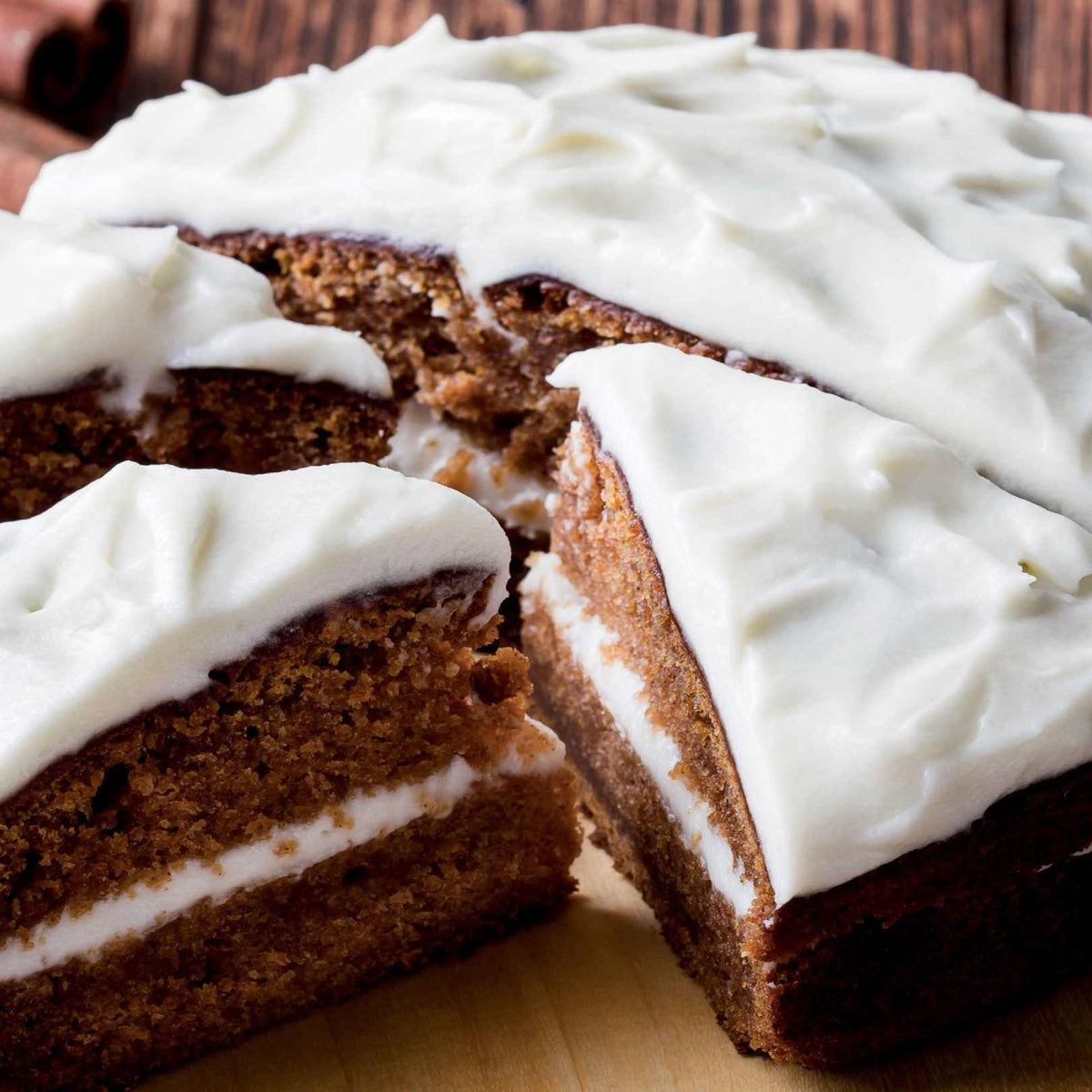 Krem Peynirli Frosting’li Çikolatalı Tarçınlı Kek
