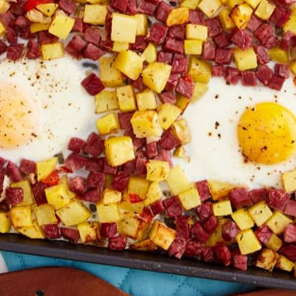 Klasik Corned Beef Hash ve Yumurta