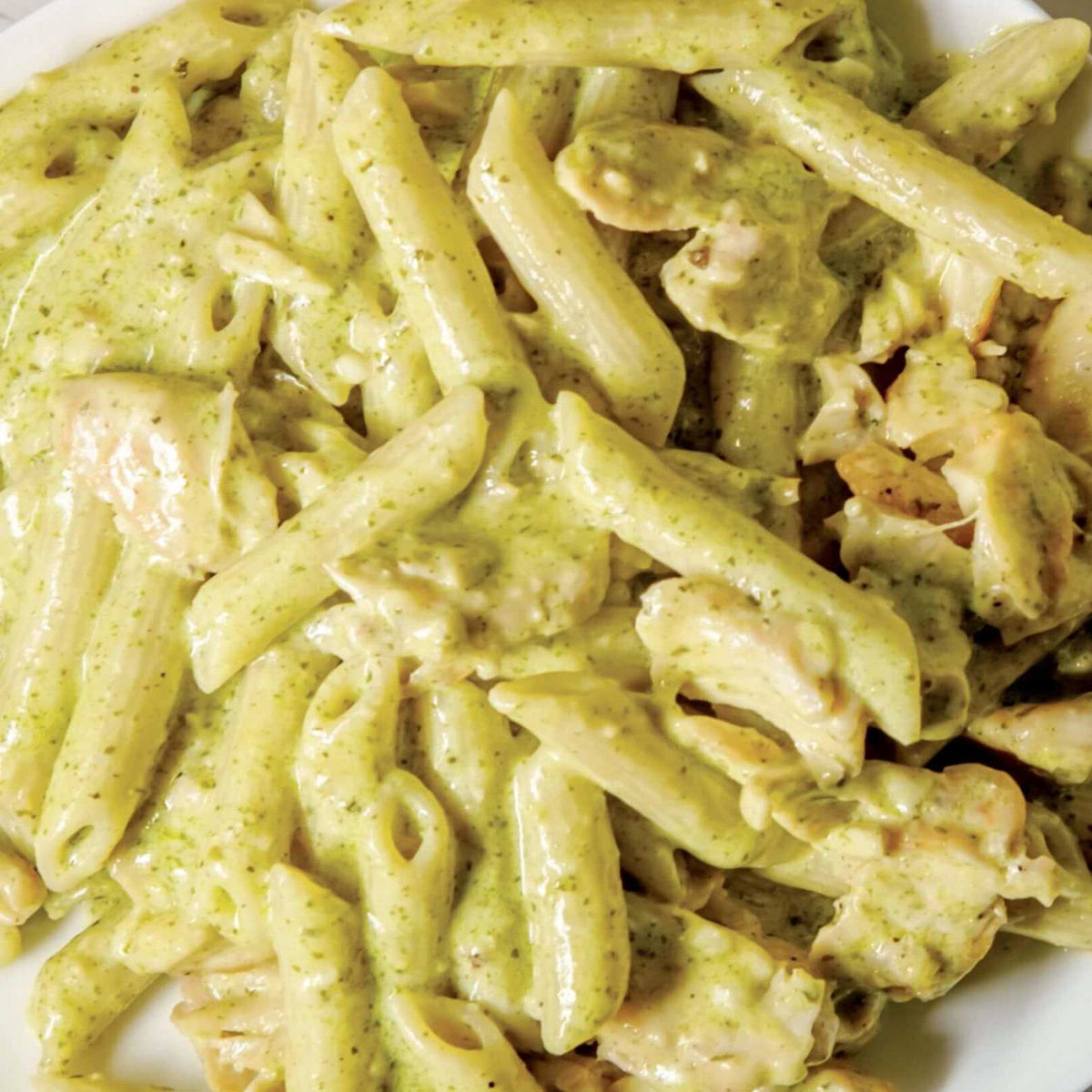 Kremsi pestolu makarna, peynirli tavuk ve sarımsaklı ekmek