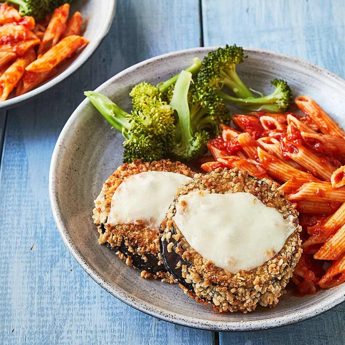 Brokoli ve penne marinaralı patlıcan Parmesan
