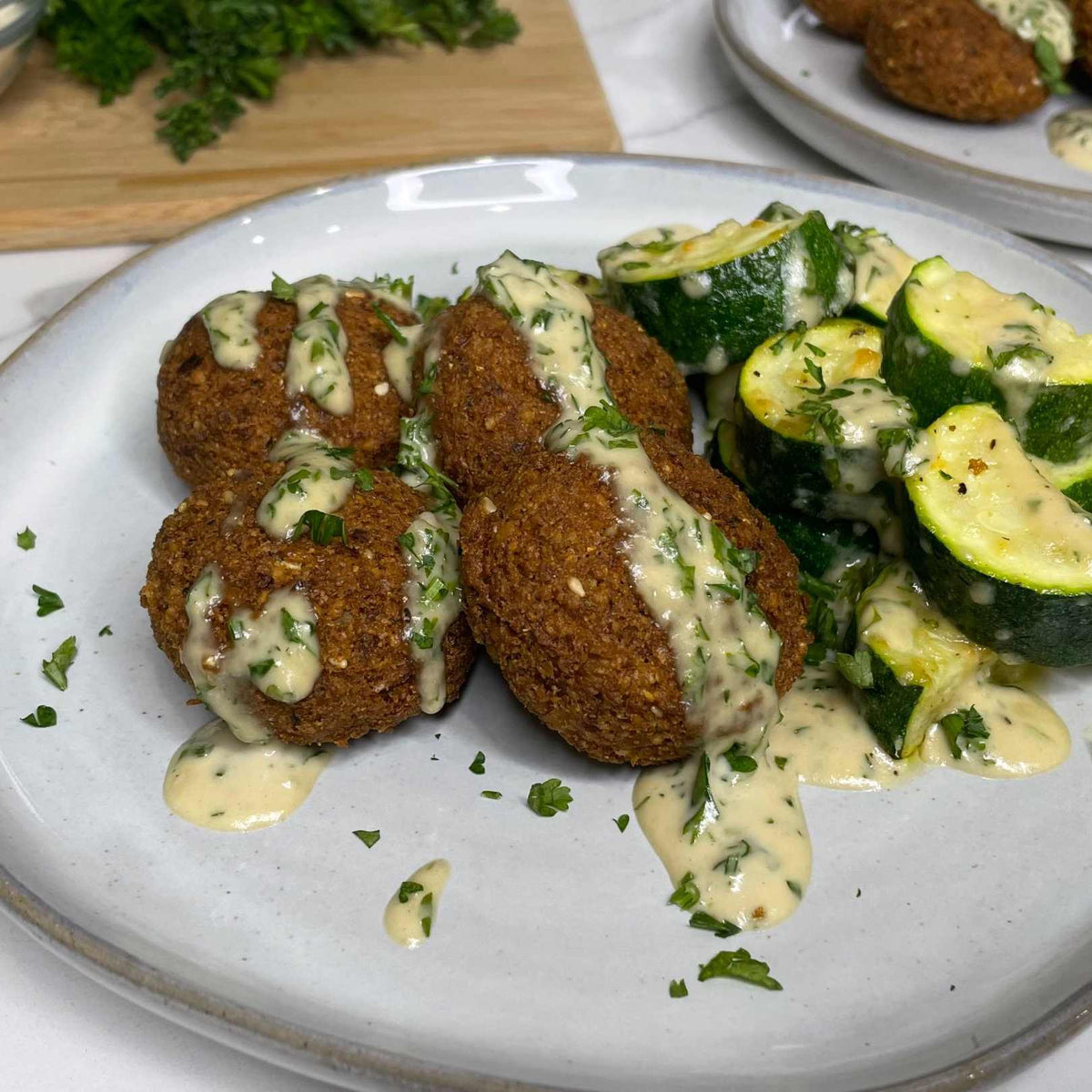 Falafel, Parmesanlı Kabak Dilimleri ve Tahin Sosu
