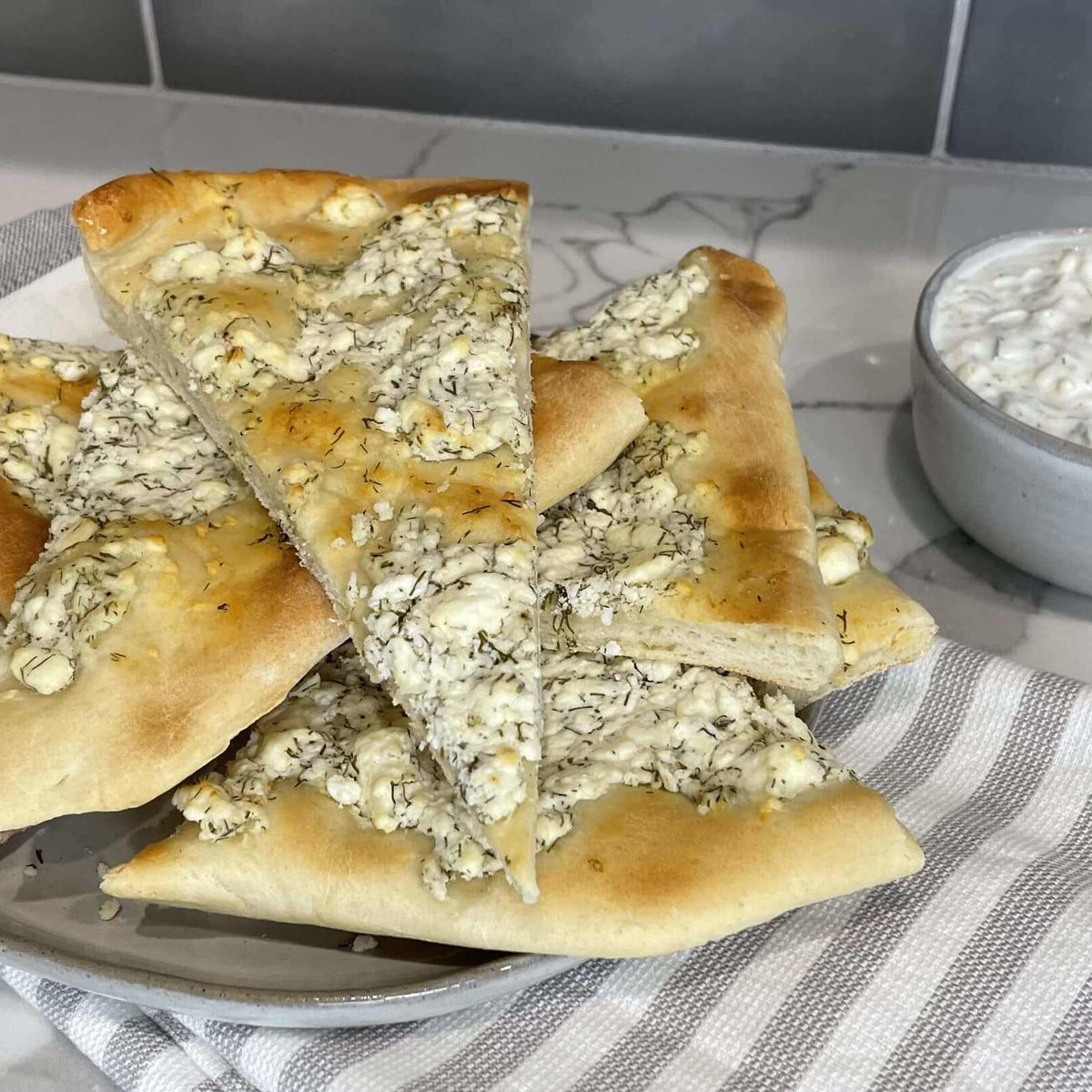 Feta Dereotlu Ekmek ve Tzatziki Sos
