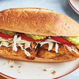 “Kızarmış” Tavuklu Po' Boy Remoulade Coleslaw ile