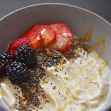 Dondurulmuş yulaf smoothie bowl