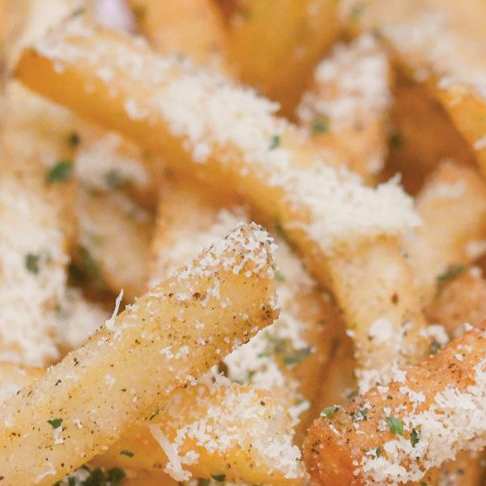 Sarımsaklı Parmesan El Kesimi Patates Kızartması