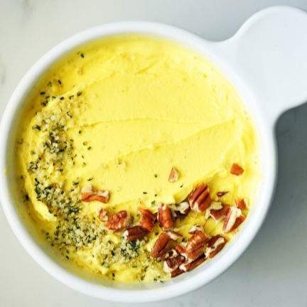 Altın süt smoothie bowl