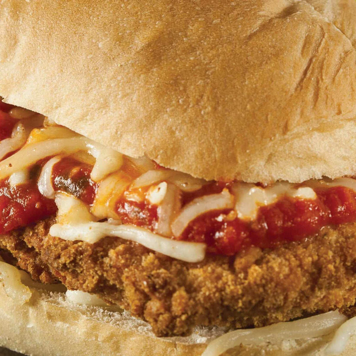 Plakada Tavuk Parmesan Sandviçi