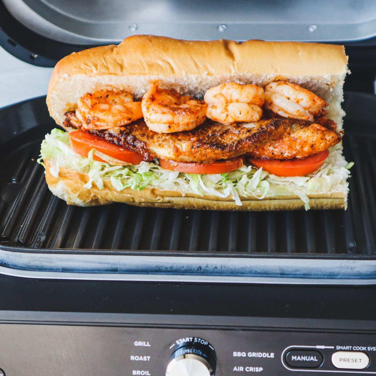 Izgara blackened catfish ve karides po'boy