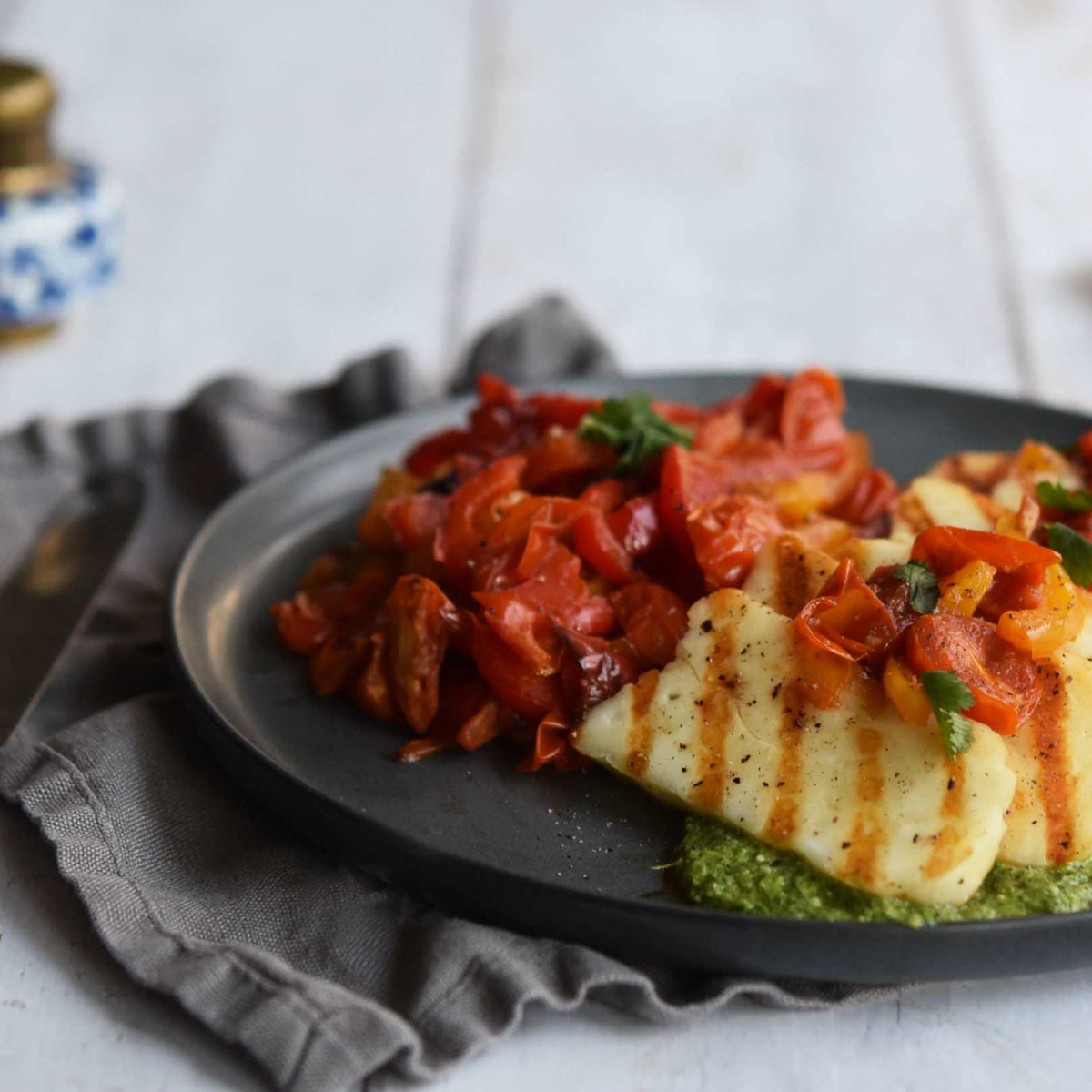 Izgara halloumi, kişniş pestolu ve biberli