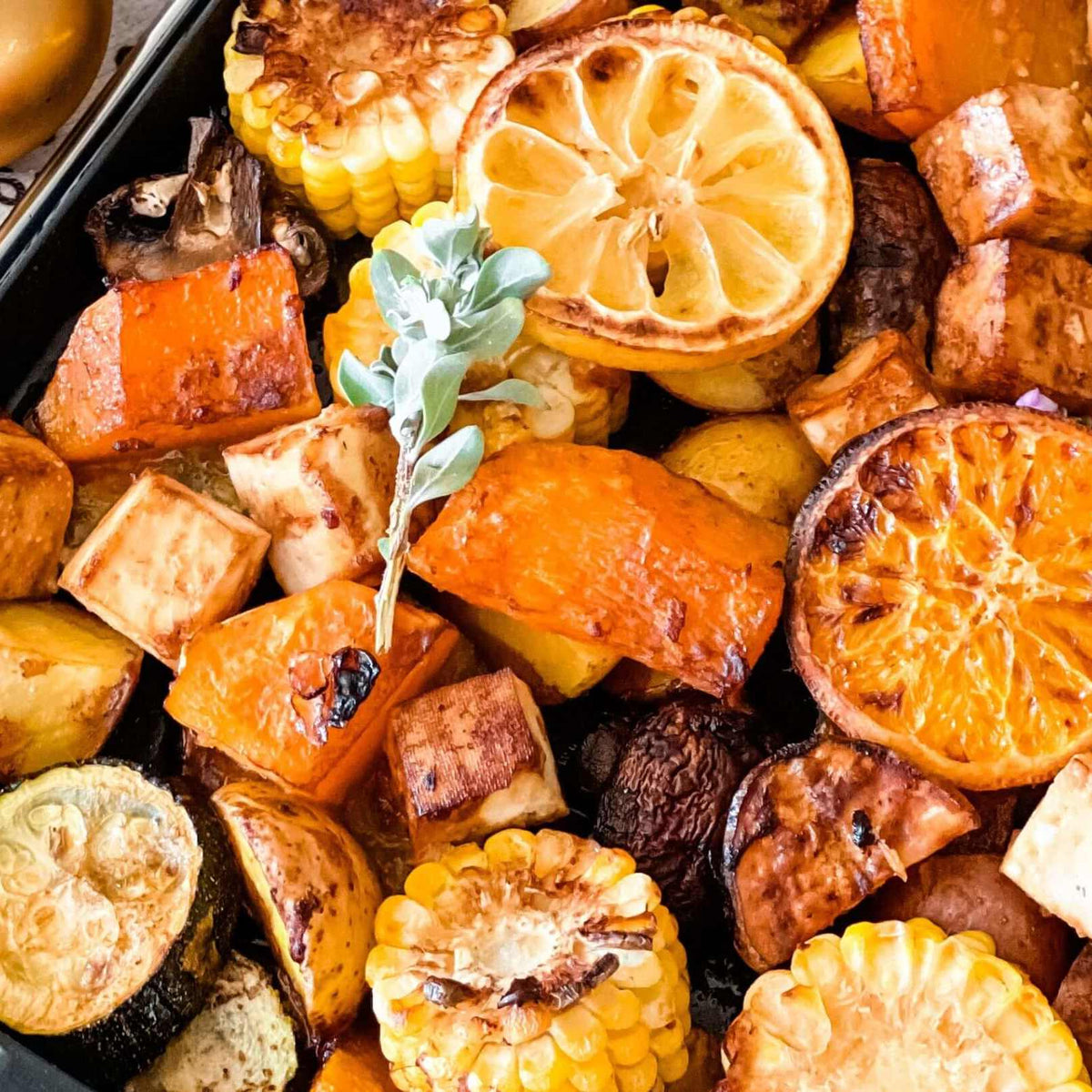 Tatil Zencefil Miso Glaze’li Sebze Sheet Pan Yemeği, Tofu ile