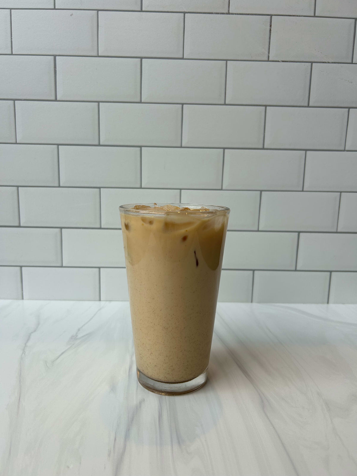 Iced tarçınlı gevrek latte