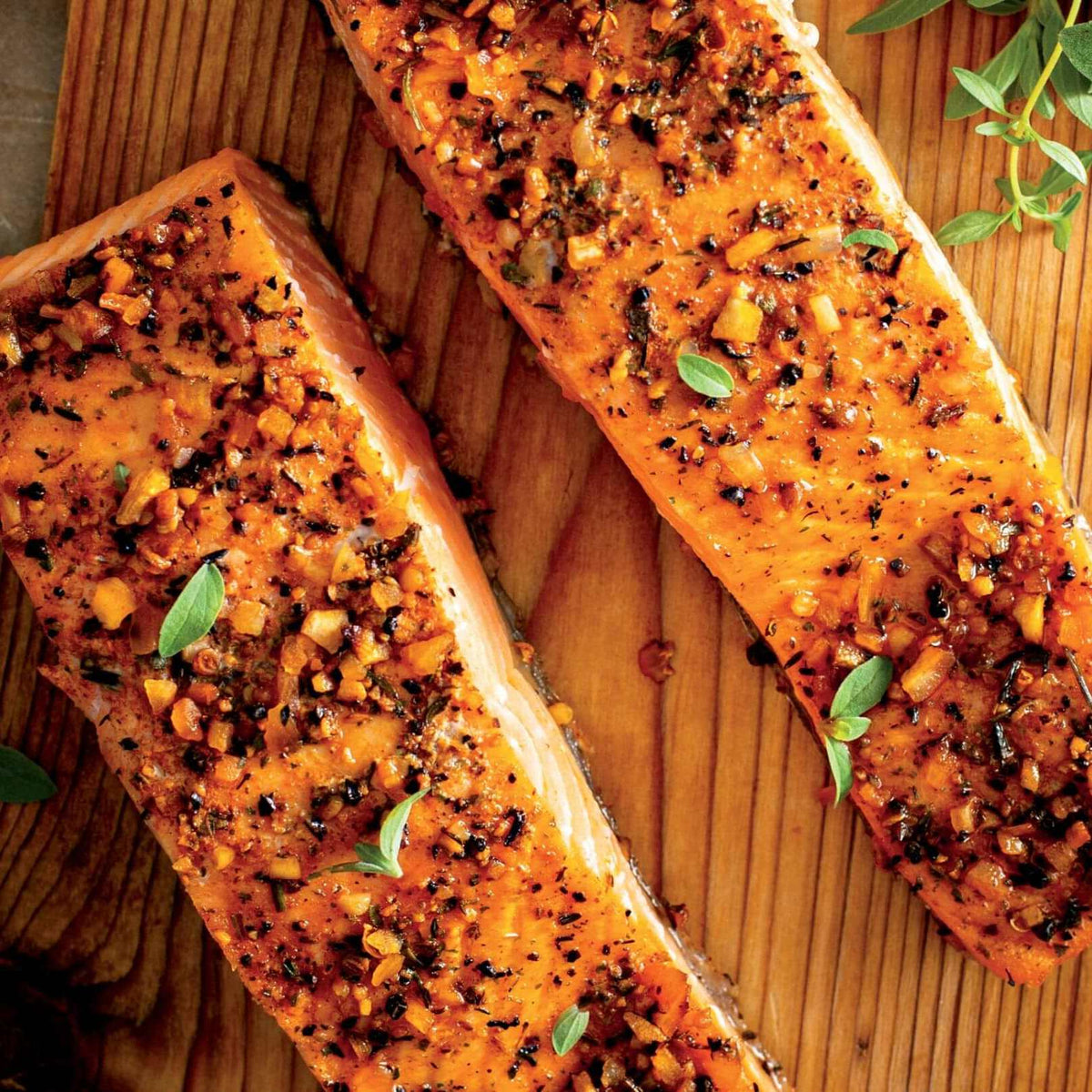 Kuşkonmaz ve mantarlı limonlu Cajun baharatlı somon