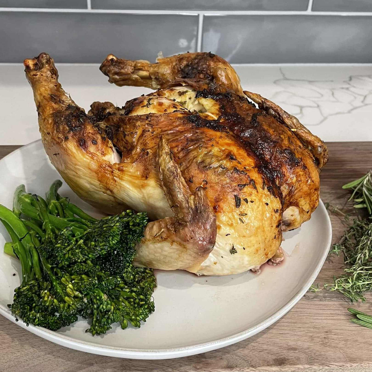 Limonlu Otlu Compound Butter Bütün Tavuk, Air Fry Broccolini ile
