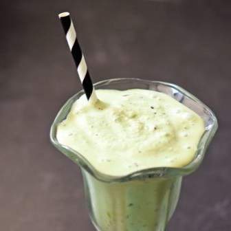 Dondurmasız matcha naneli milkshake