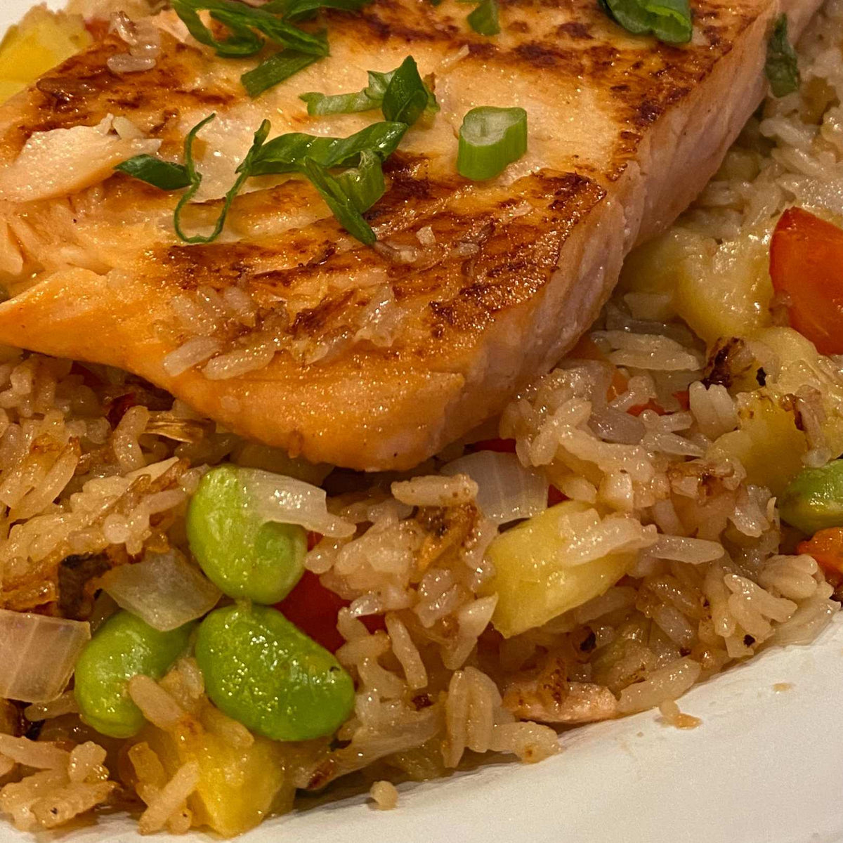 Miso marine salmon ve ananaslı kızarmış pirinç