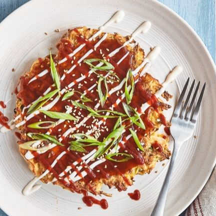 Okonomiyaki, BBQ Sos, Sriracha ve Mayonezle