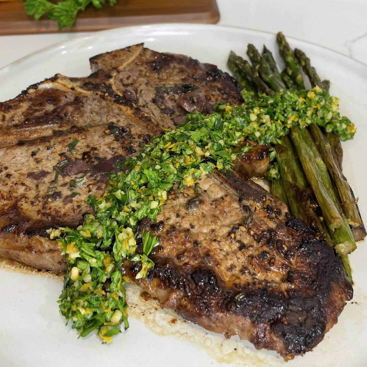 Zeytin Biberiyeli Compound Butter Biftek, Kuşkonmaz ve Portakal Kabuğu Gremolata ile