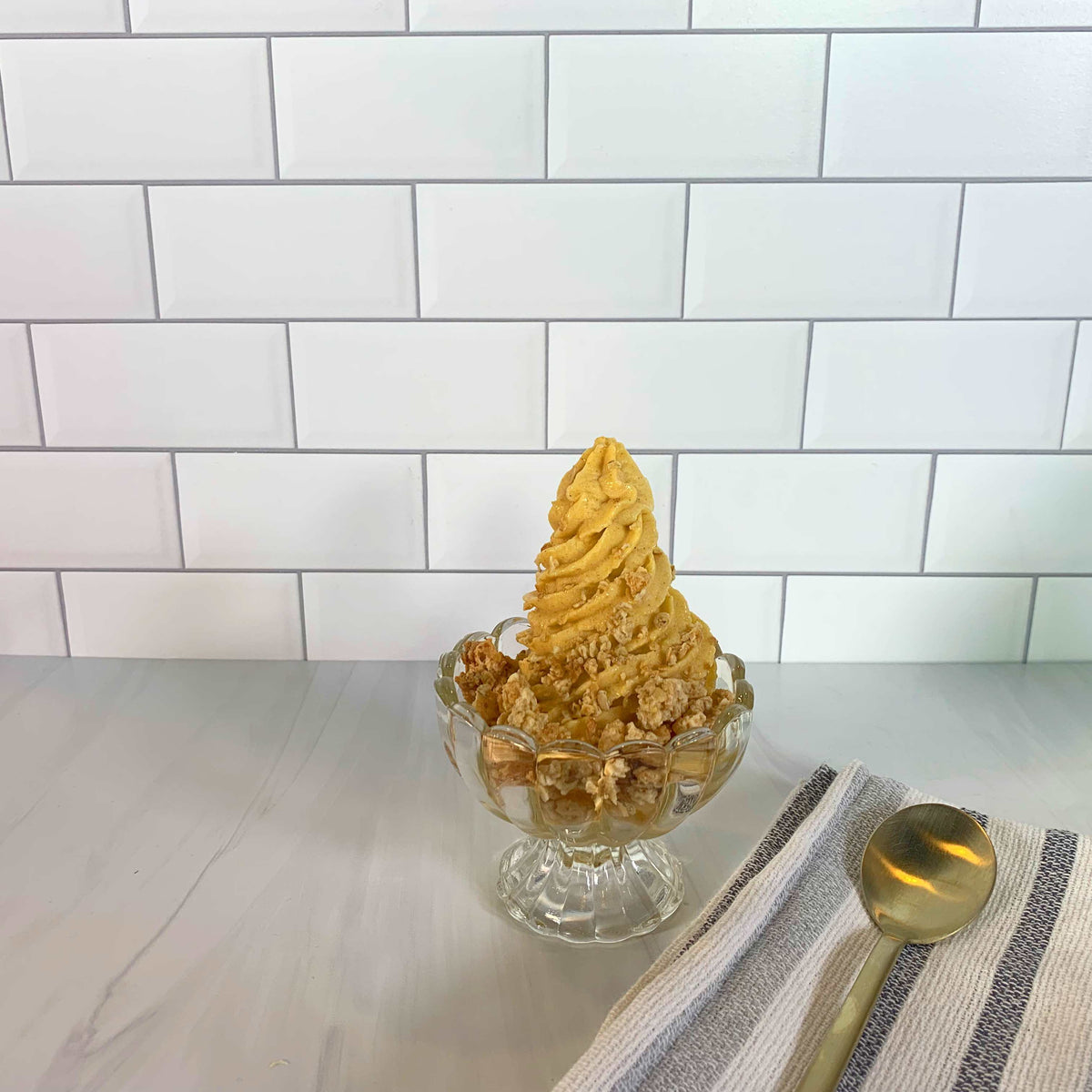 Şeftalili Crumble Dondurulmuş Yoğurt