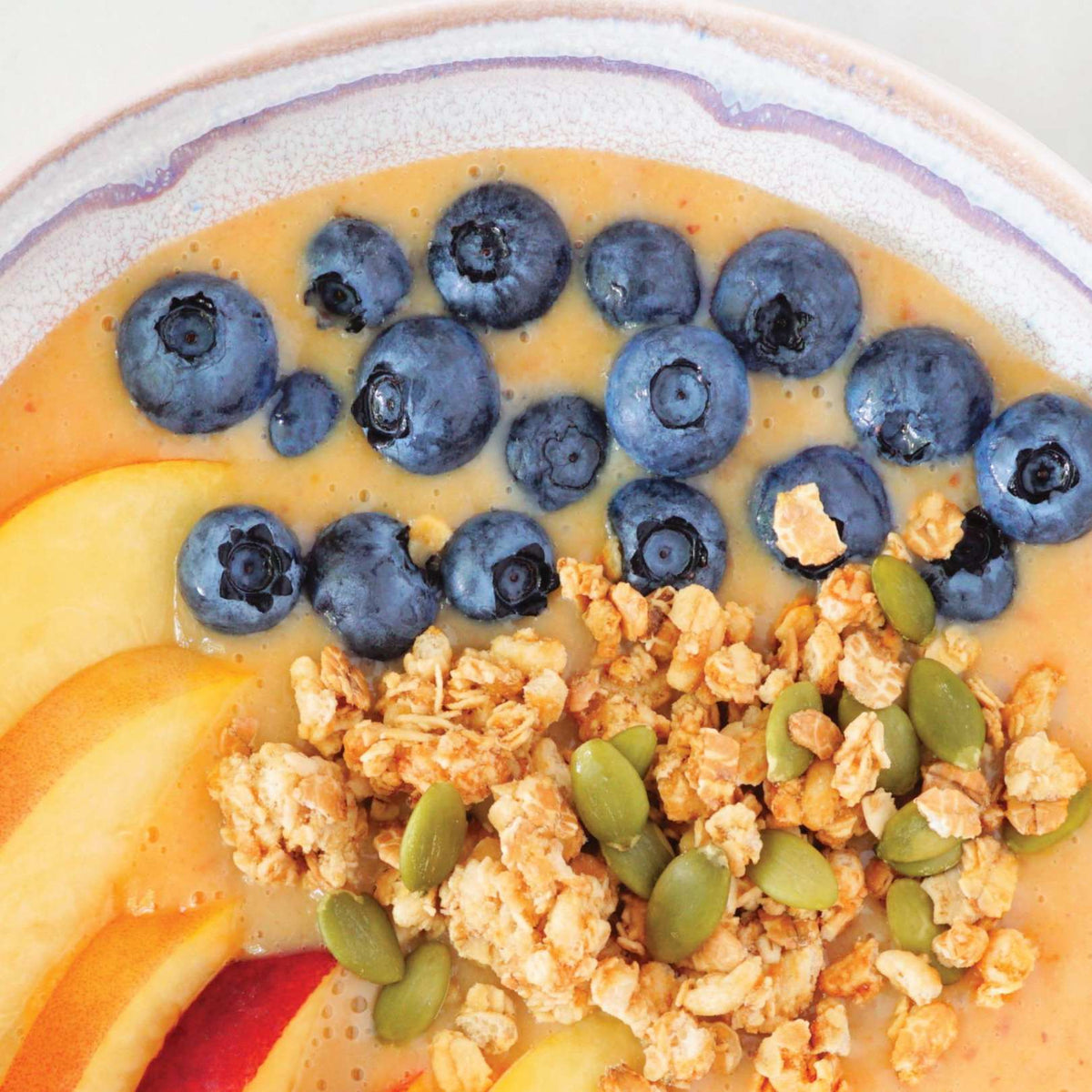 Şeftali ve kremalı smoothie bowl