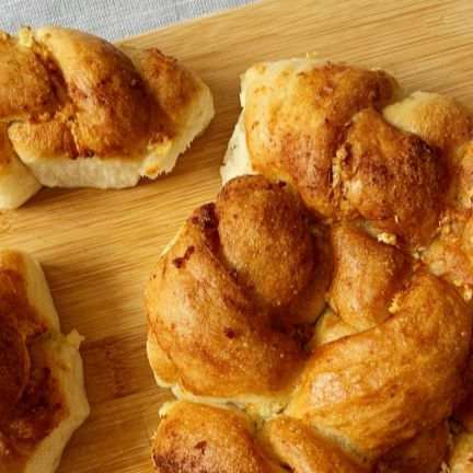 Koparılabilir Sarımsaklı Düğüm Ekmekler