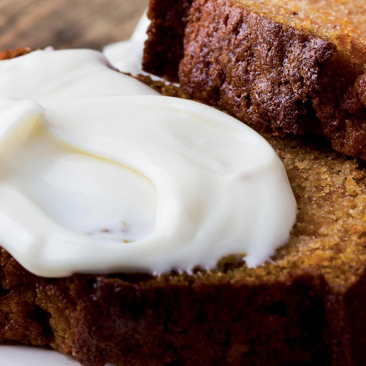Çikolata Parçacıklı ve Krem Peynir Frosting’li Balkabağı Ekmeği