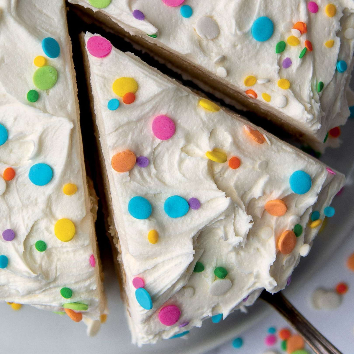 Buttercream Frosting’li Gökkuşağı Sprinkle Kek