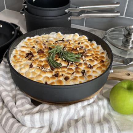Biberiyeli Dilimli Elma, Kereviz Kökü ve Tatlı Patates Güveci (Marshmallow ve Pekan ile)