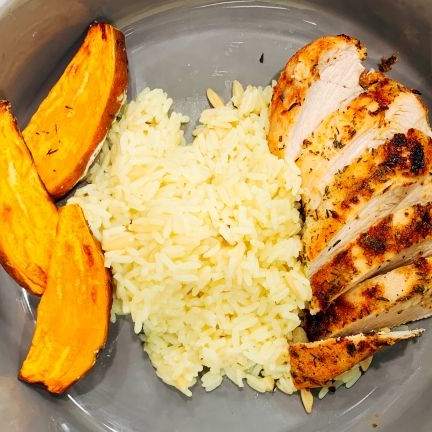 Rotisserie Baharatlı Tavuk Göğsü, Tatlı Patates Dilimleri ve Pilav
