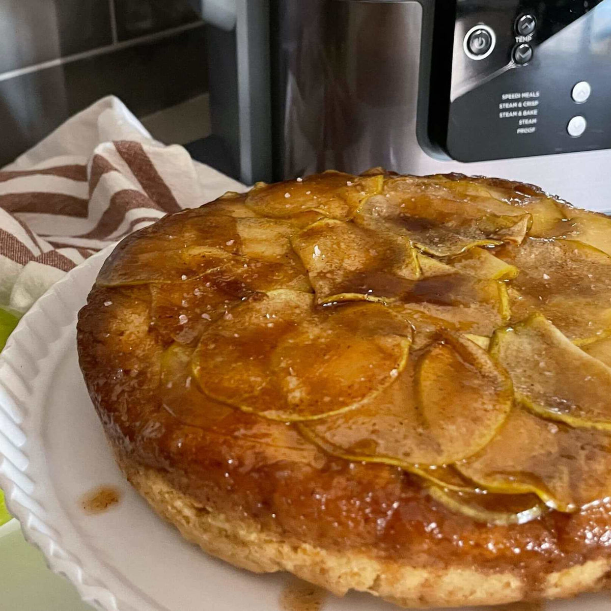 Tuzlu Karamelli Elmalı Kek