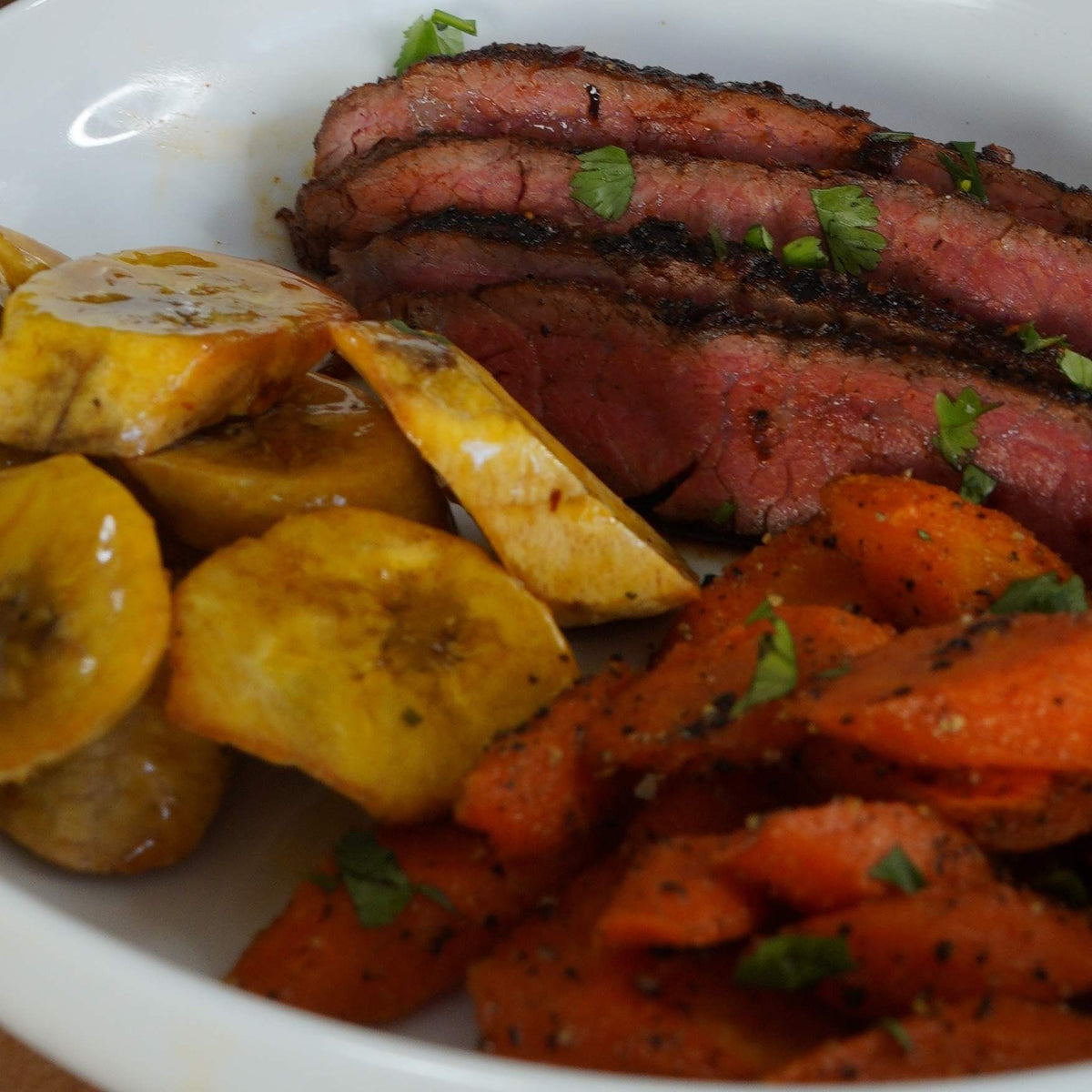 Etek eti, tatlı plantain ve havuçlu