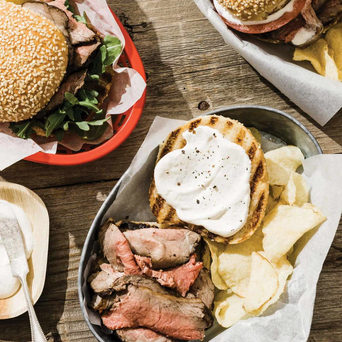 Yabanturpu soslu tütsülenmiş pit beef sandviçleri