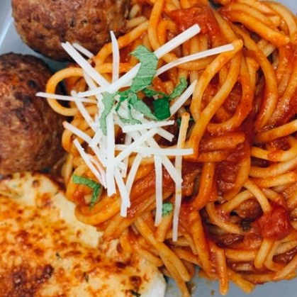 Sarımsaklı Ekmekli Spagetti ve Köfte