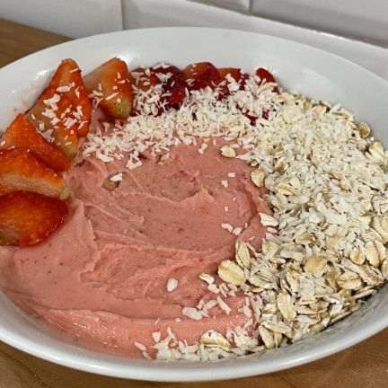 Çilekli muzlu smoothie bowl