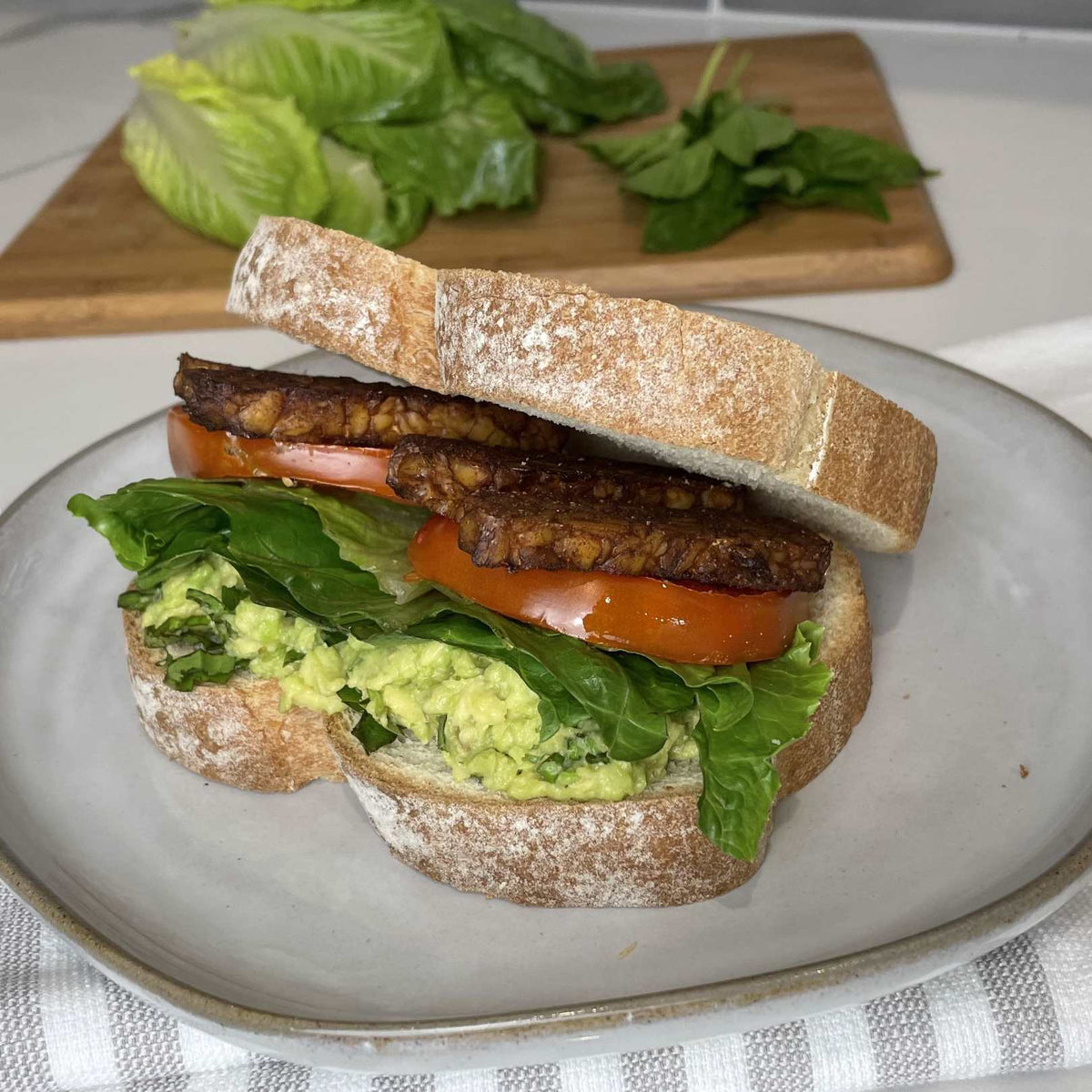 Tempeh Pastırma ve Fırın Domatesli BLT, Avokado Fesleğen Soslu