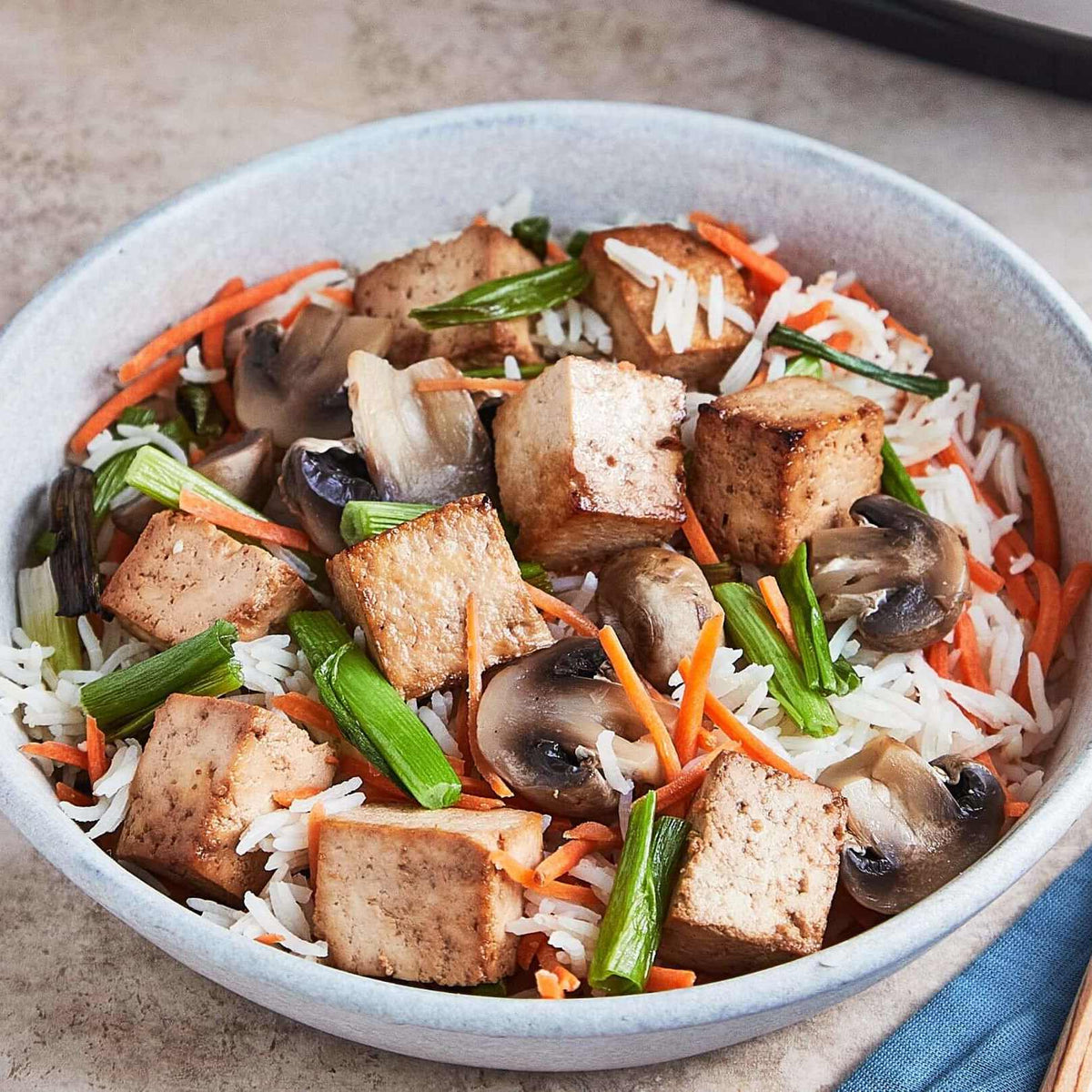 Zencefilli beyaz pirinç ve mantarlı teriyaki tofu