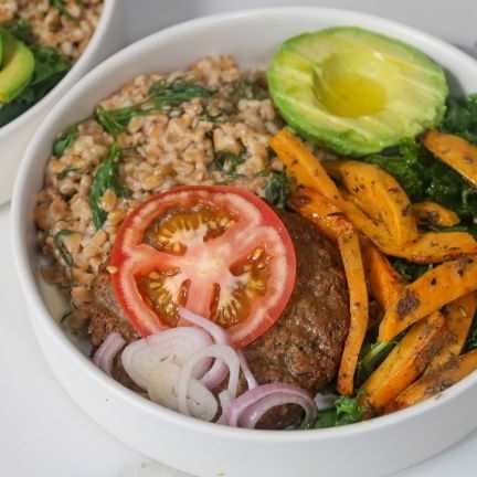 Otlu Tatlı Patates ve Hardallı Farro ile Vegan Burger Bowl