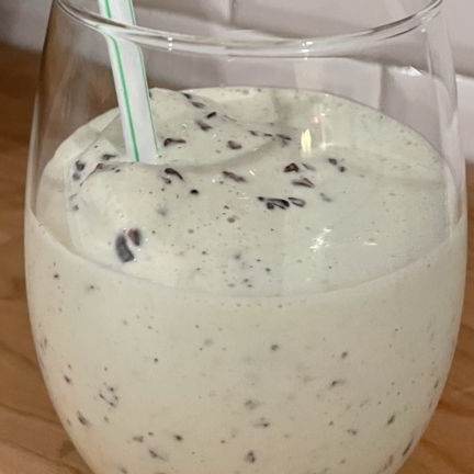 Vegan naneli ve kakao milkshake