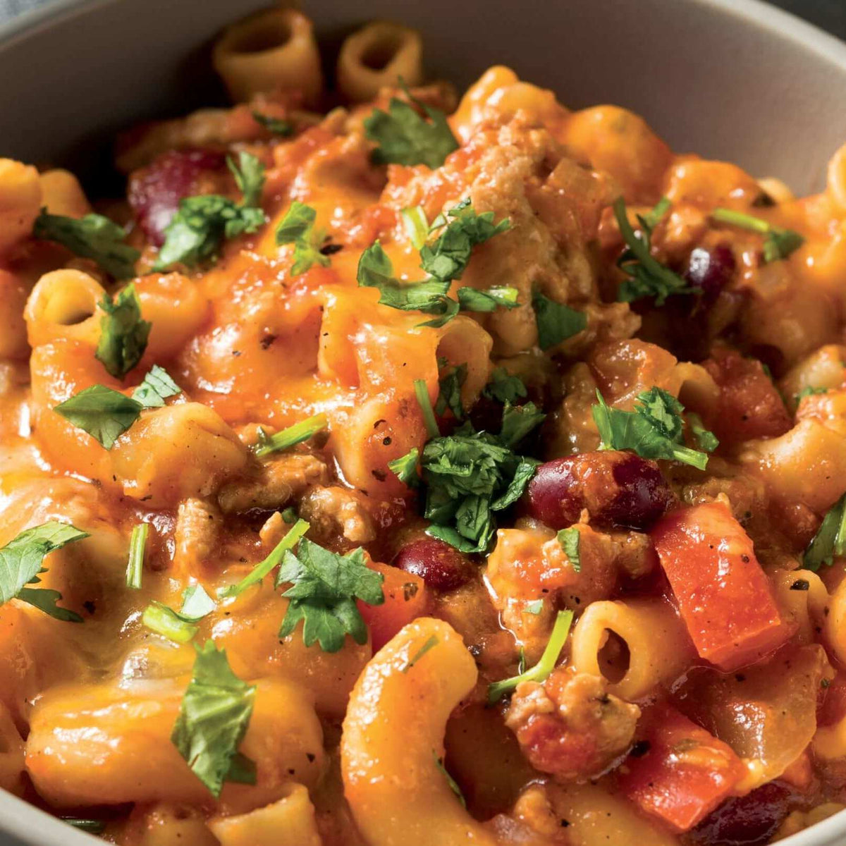 Sebzeli chili mac, ranchero steak ve mısır ekmeği